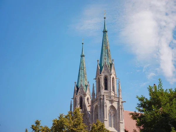 Καθολική Εκκλησία Paul Νεο Γοτθικό Στυλ Ένα Ψηλό Πύργο Και — Φωτογραφία Αρχείου