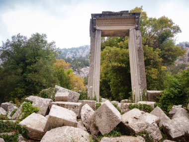 Termessos Antik Kenti, Türkiye 'den sonbahar yürüyüşü. Türkiye 'nin en seçkin arkeoloji sahaları ve başlıca turizm merkezlerinden biri. Artemis Tapınağı 'nın kapısı..