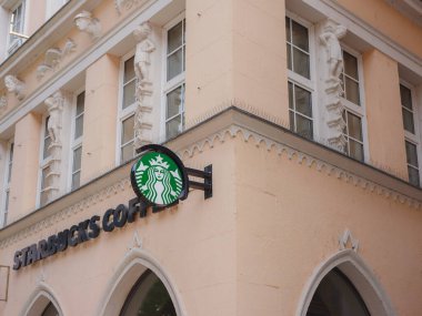 Münih, Almanya - 5 Ağustos 2022: Münih 'teki Starbucks Kahve Dükkanı Ünlü Şubeleri. Gün Manzarası. Logo Starbucks Kafe
