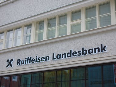 Linz, Avusturya - 6 Ağustos 2022: Raiffeisen Bank logosuyla cephesi Avusturya 'nın en büyük bankacılık gruplarından biridir. Avusturya 'nın yanı sıra, Avrupa' nın 14 başka ülkesinde de faaliyet göstermektedir.