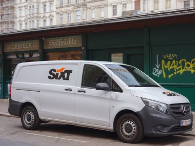 Viyana, Avusturya - 7 Ağustos 2022: Sixt şirketinin minibüsü şehir merkezinde