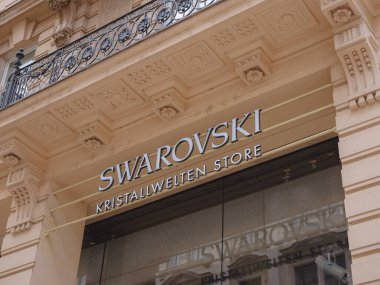 Viyana, Avusturya - 7 Ağustos 2022: Swarovski Mağazası Cephesi. Swarovski - Avusturyalı kurşun cam üreticisi