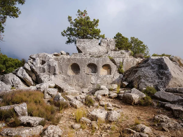 Termessos Antik Kenti, Türkiye 'den sonbahar yürüyüşü. Türkiye 'nin en seçkin arkeolojik sahaları ve başlıca turizm merkezlerinden biri.