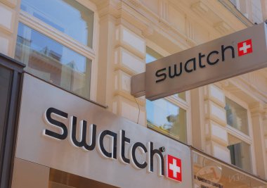 Viyana, Avusturya - 11 Ağustos 2022: Swatch mağazası cepheleri. 1983 'te kurulan Swatch SA, saat imalatında uzmanlaşmış ve dünyanın en büyük markalarından biridir.