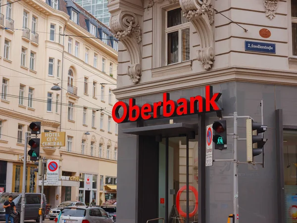 Viyana, Avusturya - 8 Ağustos 2022: Bank logosuyla ön cephe. Deutsche Bank AG merkezi Frankfurt 'ta bulunan bir Alman küresel bankacılık ve finans hizmetleri şirketidir..