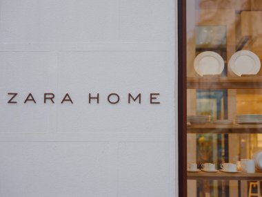 Viyana, Avusturya - 8 Ağustos 2022: Alışveriş ve markanın logosu. Zara Home, ev yapımı tekstil ürünleri üreten bir İspanyol mağazası.