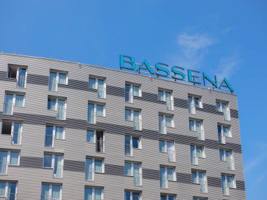 Viyana, Avusturya - 10 Ağustos 2022: Viyana 'daki Bassena otelinin cepheleri.