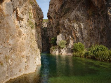 Güver Kanyonu manzarası, güzel berrak su, Türkiye Antalya, binlerce yıl boyunca akan sularla kayaların aşınmasıyla şekillendi.