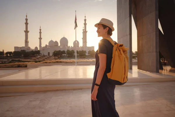 Ταξίδι Στα Ηνωμένα Αραβικά Εμιράτα Ευτυχισμένη Νεαρή Ασιάτισσα Ταξιδιώτισσα Σακίδιο — Φωτογραφία Αρχείου