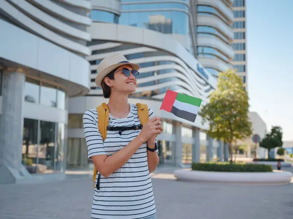Счастливая Молодая Азиатка Путешественница Рюкзаке Шляпе Флагом Оаэ Против Живописных — стоковое фото