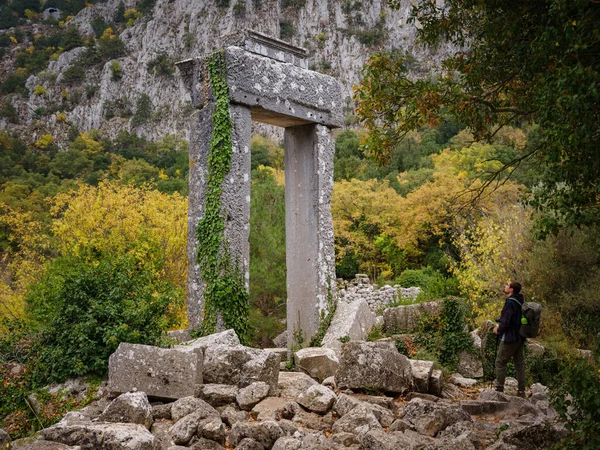 秋天漫步在土耳其的Termessos古城 火鸡是最杰出的考古遗址和主要的旅游中心之一 通往阿耳特弥斯圣殿的大门 — 图库照片