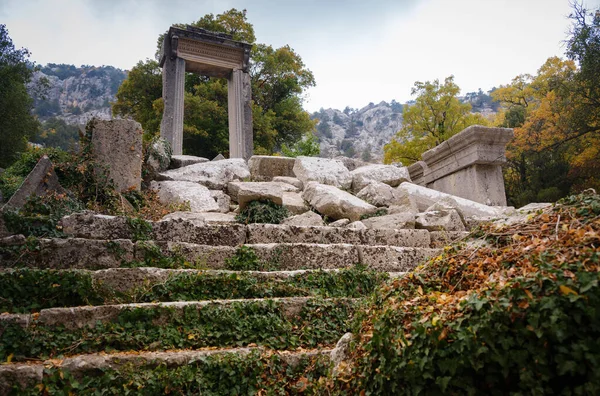 秋天漫步在土耳其的Termessos古城 火鸡是最杰出的考古遗址和主要的旅游中心之一 通往阿耳特弥斯圣殿的大门 — 图库照片