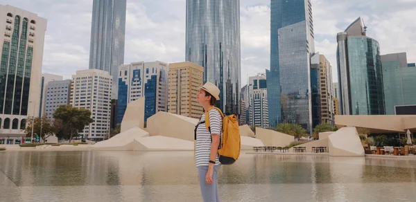 Поездка Объединенные Арабские Эмираты Счастливая Молодая Азиатская Путешественница Рюкзаком Шляпой — стоковое фото