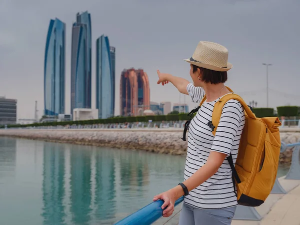 Поездка Объединенные Арабские Эмираты Счастливая Молодая Азиатская Путешественница Рюкзаком Шляпой — стоковое фото