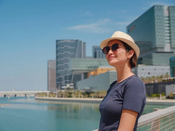 Viagem Para Emirados Árabes Unidos Feliz Jovem Asiático Viajante Vestido — Fotografia de Stock