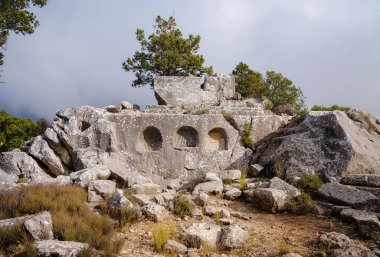 Termessos Antik Kenti, Türkiye 'den sonbahar yürüyüşü. Türkiye 'nin en seçkin arkeolojik sahaları ve başlıca turizm merkezlerinden biri.