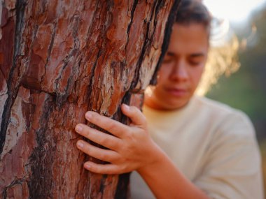 Kadınlar doğayı sever, çam ağacını sever, ormansızlaşma kavramı yoktur ve Dünya 'nın gün dönümü kutlamaları, dünya ile ilgilenmek, meditasyon, gezegenimizi güzel ve daha iyi bir gelecek için kurtarmak - açık hava aktivitesi -