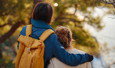 İki kadın Fethiye 'de gün batımının keyfini çıkarıyor. Birlik, akıl sağlığı, ekolojik seyahat. Dağlarda yürüyüş, sarılma, seyahat, güzel anlar, dijital detoks.