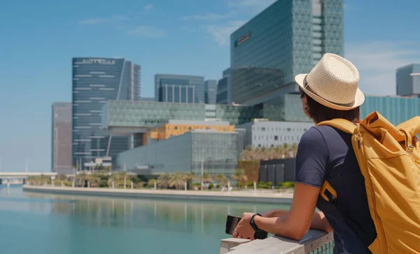 Viagem Para Emirados Árabes Unidos Feliz Jovem Asiático Viajante Vestido — Fotografia de Stock