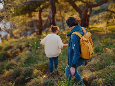 İki kadın Fethiye 'de gün batımının keyfini çıkarıyor. Birlik, akıl sağlığı, ekolojik seyahat. Dağlarda yürüyüş, seyahat, güzel anlar, dijital detoks.