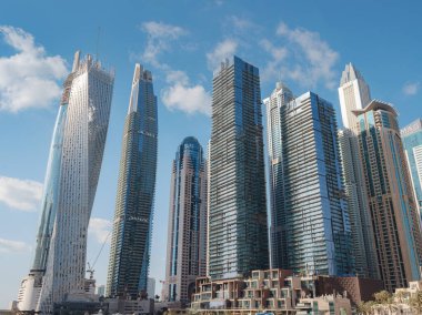 Dubai, Birleşik Arap Emirlikleri, 23 Mart 2023 Dubai marina gökdelenleri manzarası. Apartman binalarına, otellere ve ofis bloklarına, BAE 'nin modern yerleşim alanlarına bak