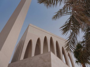Abu Dabi, BAE - 21 Mart 2023: Abrahamic Aile Evi, burası Saadiyat Adası 'ndaki dinler arası kompleks. Bu olay, İnsan Kardeşliği Belgesi 'nden esinlenilmiştir..