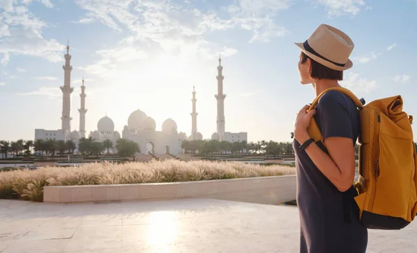 Поездка Объединенные Арабские Эмираты Счастливая Молодая Азиатская Путешественница Рюкзаке Шляпе — стоковое фото