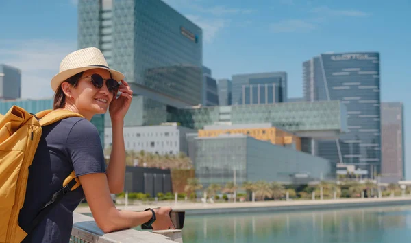 Resor Till Förenade Arabemiraten Glad Ung Asiatisk Kvinnlig Resenär Klänning — Stockfoto