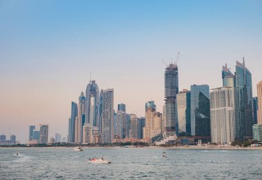 Dubai, Birleşik Arap Emirlikleri, 26 Mart 2023: Günbatımı saatinde Jumeirah Sahili Konutu. Palm Jumeirah 'dan yapılmış, insan yapımı ada..