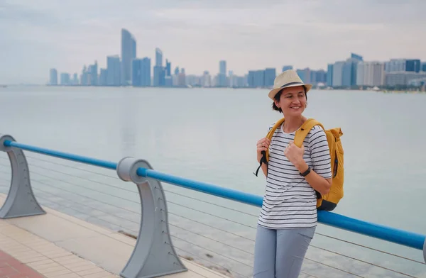 Travel United Arab Emirates Happy Young Asian Female Traveler Backpack — Stock Photo, Image