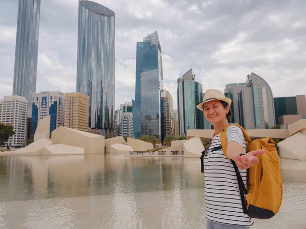 Podróż Zjednoczonych Emiratów Arabskich Szczęśliwa Młoda Azjatycka Podróżniczka Plecakiem Kapeluszem — Zdjęcie stockowe