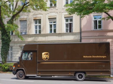 Münih, Almanya - 5 Ağustos 2022 UPS minibüs teslimat paketi. Birleşik Paket Servisi, Dünya 'nın En Büyük Paket Teslimat Şirketi.