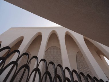 Abu Dabi, BAE - 21 Mart 2023: Abrahamic Aile Evi, burası Saadiyat Adası 'ndaki dinler arası kompleks. Bu olay, İnsan Kardeşliği Belgesi 'nden esinlenilmiştir..