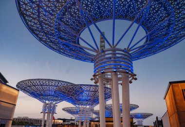 Dubai, Birleşik Arap Emirlikleri, 26 Mart 2023: Büyük metalik yapısı ve Dubai Gözü veya Ain Dubai olarak adlandırılan en uzun gözlem çemberiyle Bluewater Adası.