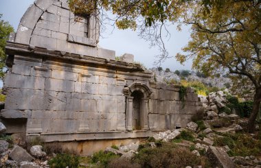 Termessos Antik Kenti, Türkiye 'den sonbahar yürüyüşü. Türkiye 'nin en seçkin arkeolojik sahaları ve başlıca turizm merkezlerinden biri.