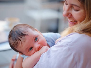 Çeşitli insanların portresi. İş ve anneliği dengeleyen yaratıcı iş kadını. Dizüstü bilgisayarla çalışan, emziren, kucağına alan ve kafede bebeğini emziren güzel bir anne..