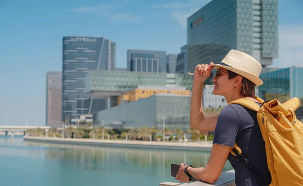 Reizen Naar Verenigde Arabische Emiraten Happy Jonge Aziatische Vrouwelijke Reiziger — Stockfoto
