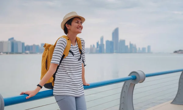 Podróż Zjednoczonych Emiratów Arabskich Szczęśliwa Młoda Azjatycka Kobieta Podróżująca Plecakiem — Zdjęcie stockowe