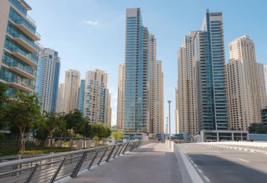 Dubai, Birleşik Arap Emirlikleri, 23 Mart 2023 Dubai marina gökdelenleri manzarası. Apartman binalarına, otellere ve ofis bloklarına, BAE 'nin modern yerleşim alanlarına bak