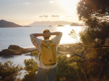 Seyahat ve aktif yaşam tarzı konsepti. Dağlarda yürüyüş yapan mutlu kadın, Fethie, Türkiye. Genç bayan yürüyüşçü güler, spor yapar ve sonbaharda veya ilkbaharda yürüyüşe çıkar..