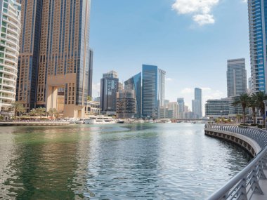 Dubai, Birleşik Arap Emirlikleri, 26 Mart 2023: Dubai Marina View, muhteşem Modern mimari ve Güzel Körfez, Ortadoğu 'da görülebilecek en iyi seyahat yeri, Turizm Konsepti.