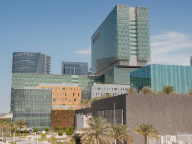 Abu Dabi, BAE - 19 Mart 2023: Al Maryah Adası 'ndaki Abu Dabi Skyline. Dört Mevsim Oteli veya Galleria Alışveriş Merkezi 'ni içeren birkaç gökdelen..