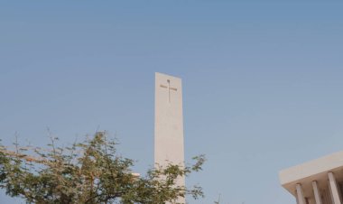 Abu Dabi, BAE - 21 Mart 2023: Abrahamic Aile Evi, burası Saadiyat Adası 'ndaki dinler arası kompleks. Bu olay, İnsan Kardeşliği Belgesi 'nden esinlenilmiştir..