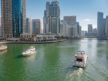 Dubai, Birleşik Arap Emirlikleri, 26 Mart 2023: Dubai Marina View, muhteşem Modern mimari ve Güzel Körfez, Ortadoğu 'da görülebilecek en iyi seyahat yeri, Turizm Konsepti.