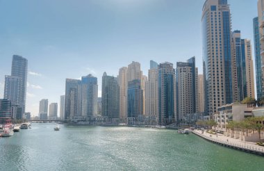 Dubai, Birleşik Arap Emirlikleri, 26 Mart 2023: Dubai Marina View, muhteşem Modern mimari ve Güzel Körfez, Ortadoğu 'da görülebilecek en iyi seyahat yeri, Turizm Konsepti.