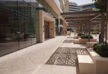 Abu Dabi, BAE - 21 Mart 2023: Soul Beach, Al Saadiyat Adası, Kültür Bölgesi. Konutları, dükkanları, restoranları ve otelleri olan cadde