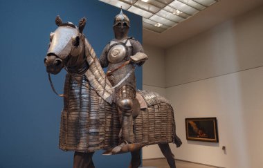 Abu Dabi, BAE - 21 Mart 2023: Louvre Müzesi Abu Dabi, Birleşik Arap Emirlikleri. Ziyaretçilerle çevrili müze sergileri, çarpıcı ve çeşitli bir koleksiyon.