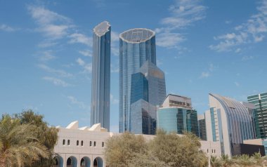 Mavi gökyüzü üzerindeki Abu Dabi gökdelenlerinin güzel manzarası. Güneşli yaz günü