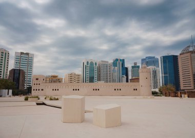 Abu Dabi şehri, şehir merkezindeki El Hosn modern müzesinin BAE kültürü ve mirası, miras müzesi ünlü turizm merkezini kutladığı yer.