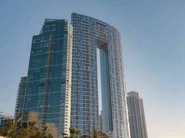 Dubai, Birleşik Arap Emirlikleri, 26 Mart 2023: Dubai Marina, Adres Jumeirah Resort, sahil ve Dubai Marina Kanalı, Bluewater yaya köprüsü manzaralı